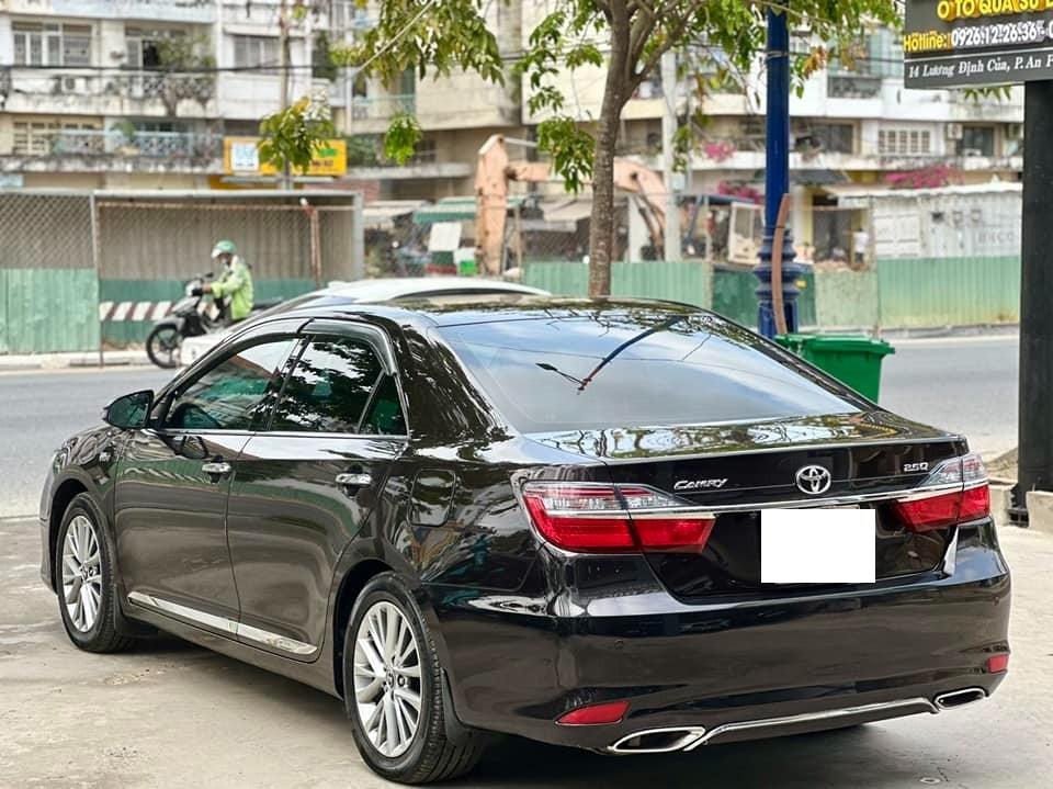 Sau 6 năm sử dụng, Toyota Camry cũ trượt giá ngang một chiếc Mazda CX-5 444897