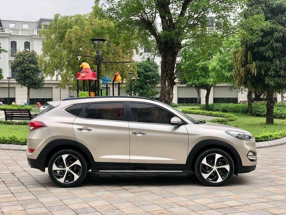 Lăn bánh 7 năm, Hyundai Tucson cũ trượt giá ngang một chiếc Accent 'đập hộp' 448712