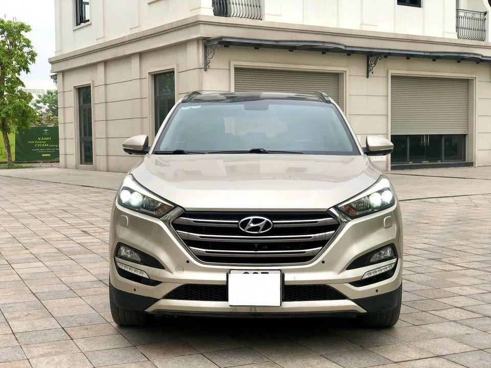 Lăn bánh 7 năm, Hyundai Tucson cũ trượt giá ngang một chiếc Accent 'đập hộp' 448713