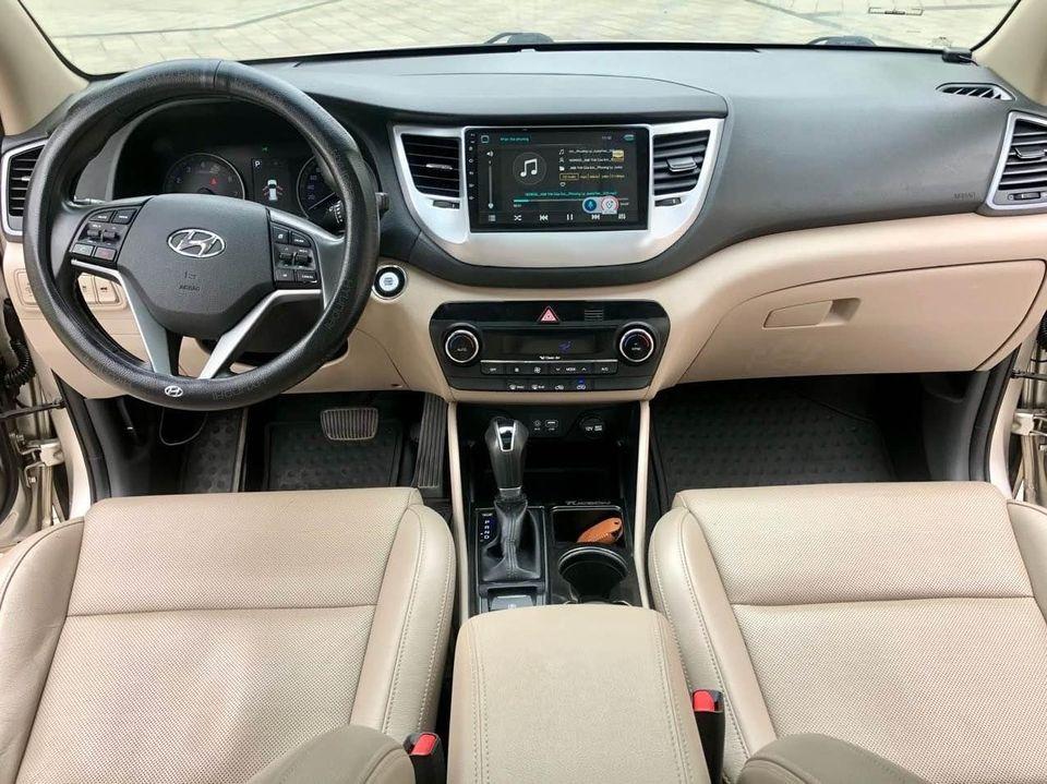 Lăn bánh 7 năm, Hyundai Tucson cũ trượt giá ngang một chiếc Accent 'đập hộp' 448715