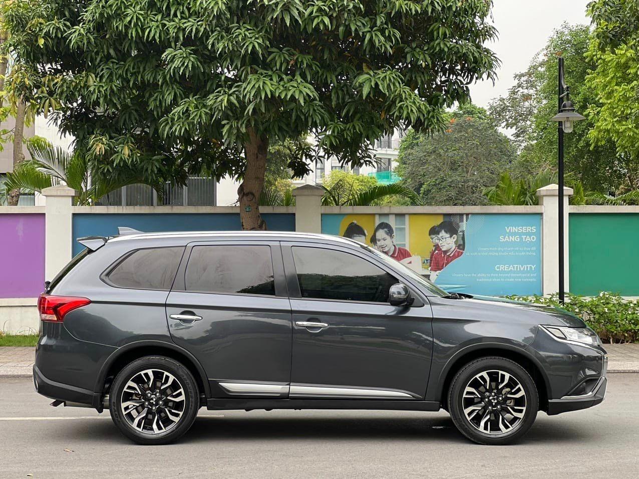 Lăn bánh 4 năm, Mitsubishi Outlander cũ bán lại với giá ngang một chiếc Honda City 'đập hộp' 450180