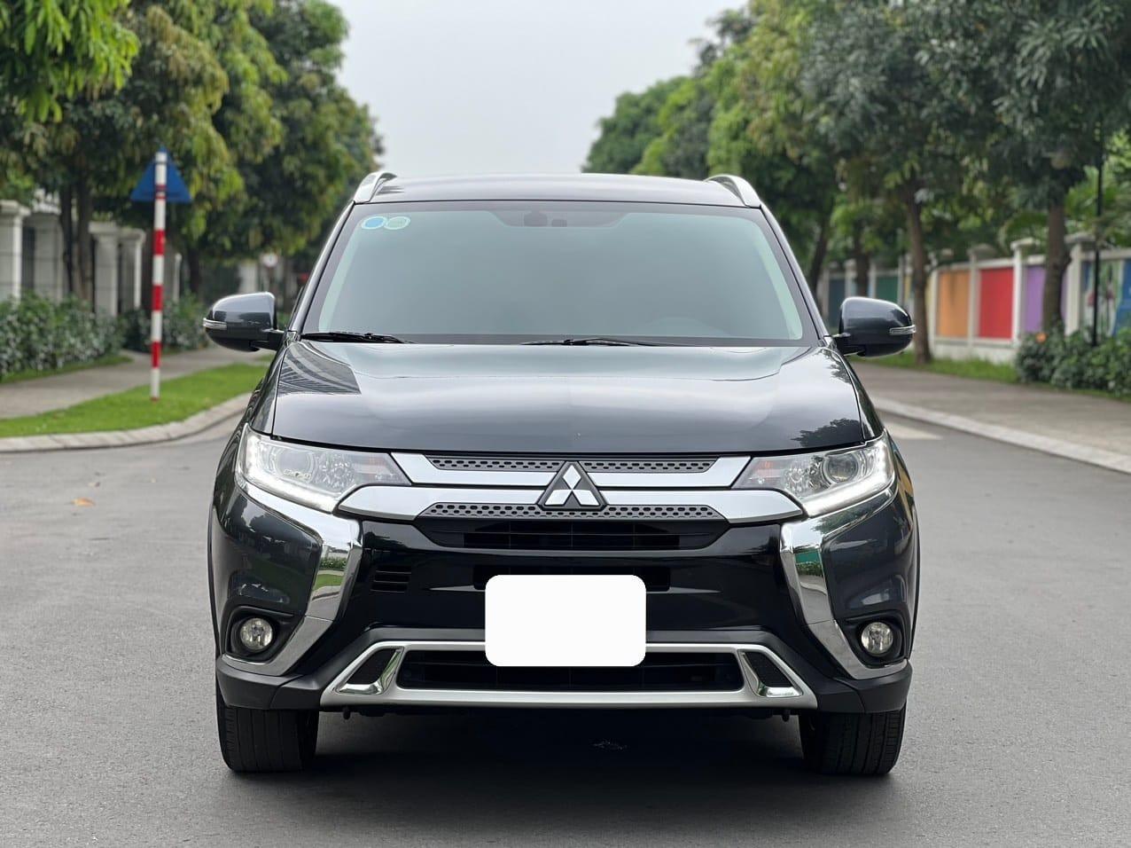 Lăn bánh 4 năm, Mitsubishi Outlander cũ bán lại với giá ngang một chiếc Honda City 'đập hộp' 450183