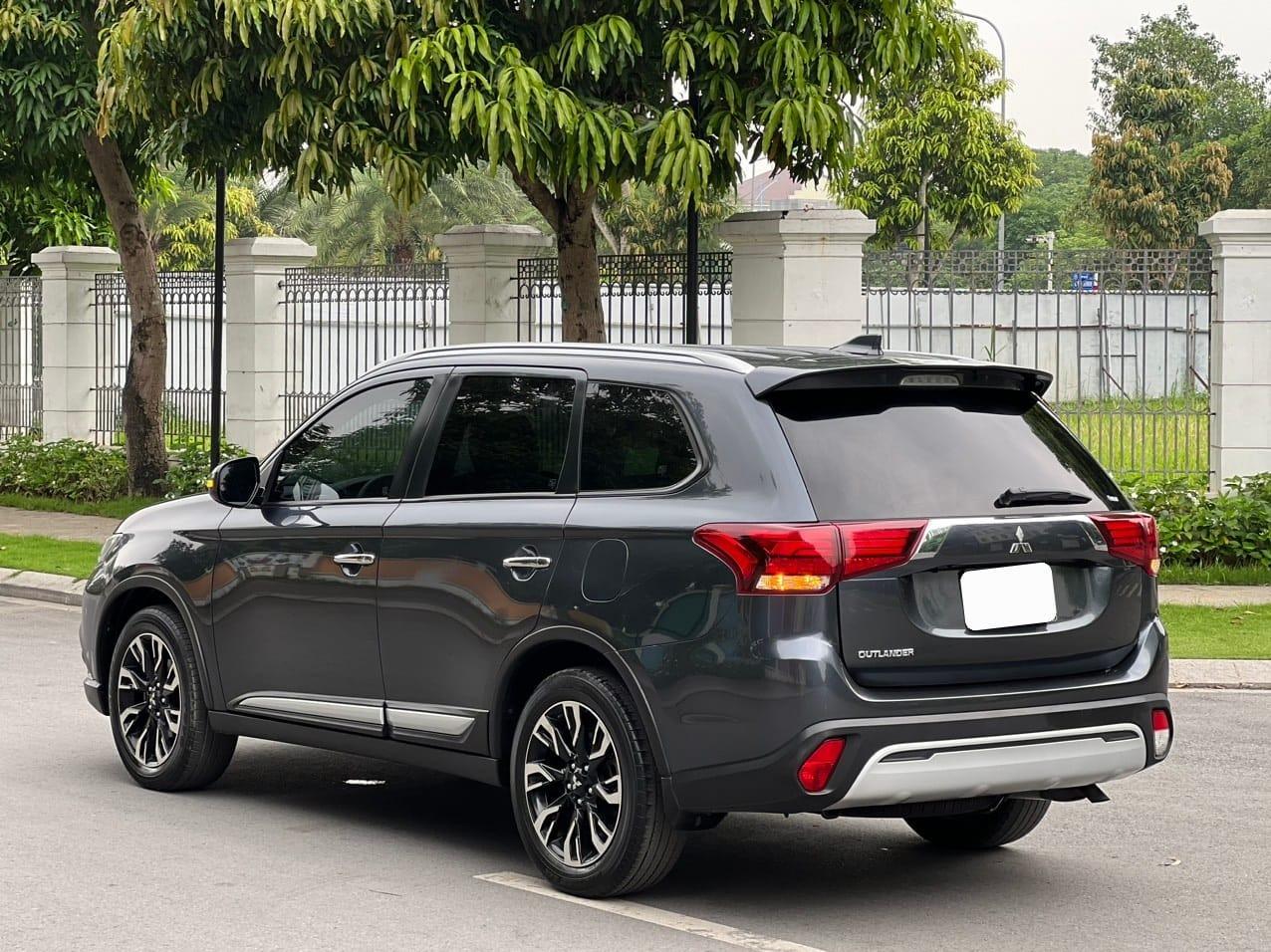 Lăn bánh 4 năm, Mitsubishi Outlander cũ bán lại với giá ngang một chiếc Honda City 'đập hộp' 450185