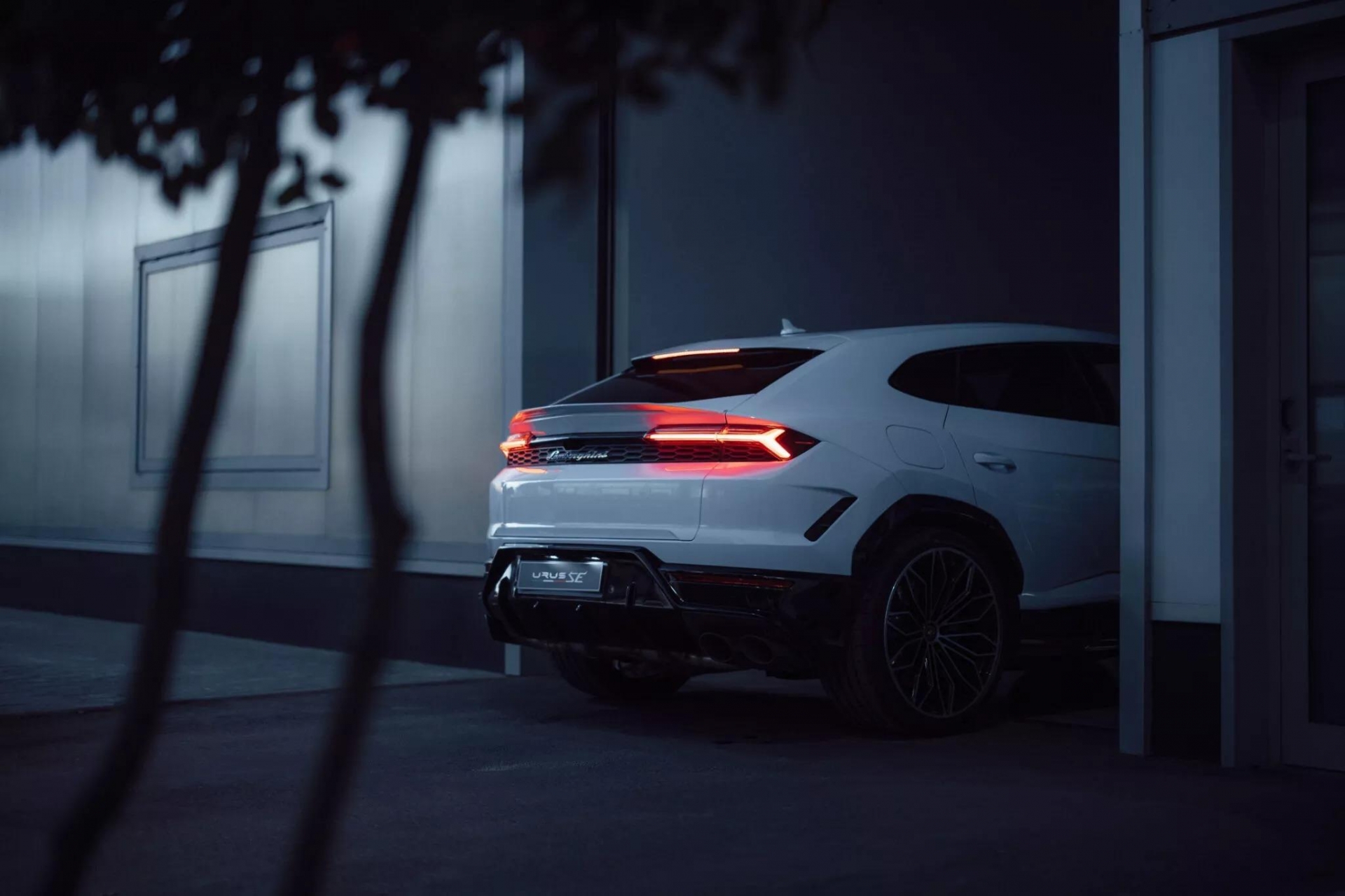 Siêu SUV lai điện Lamborghini Urus SE báo giá gần 14,8 tỷ tại Việt Nam, cạn xăng vẫn chạy được 55 km 453074