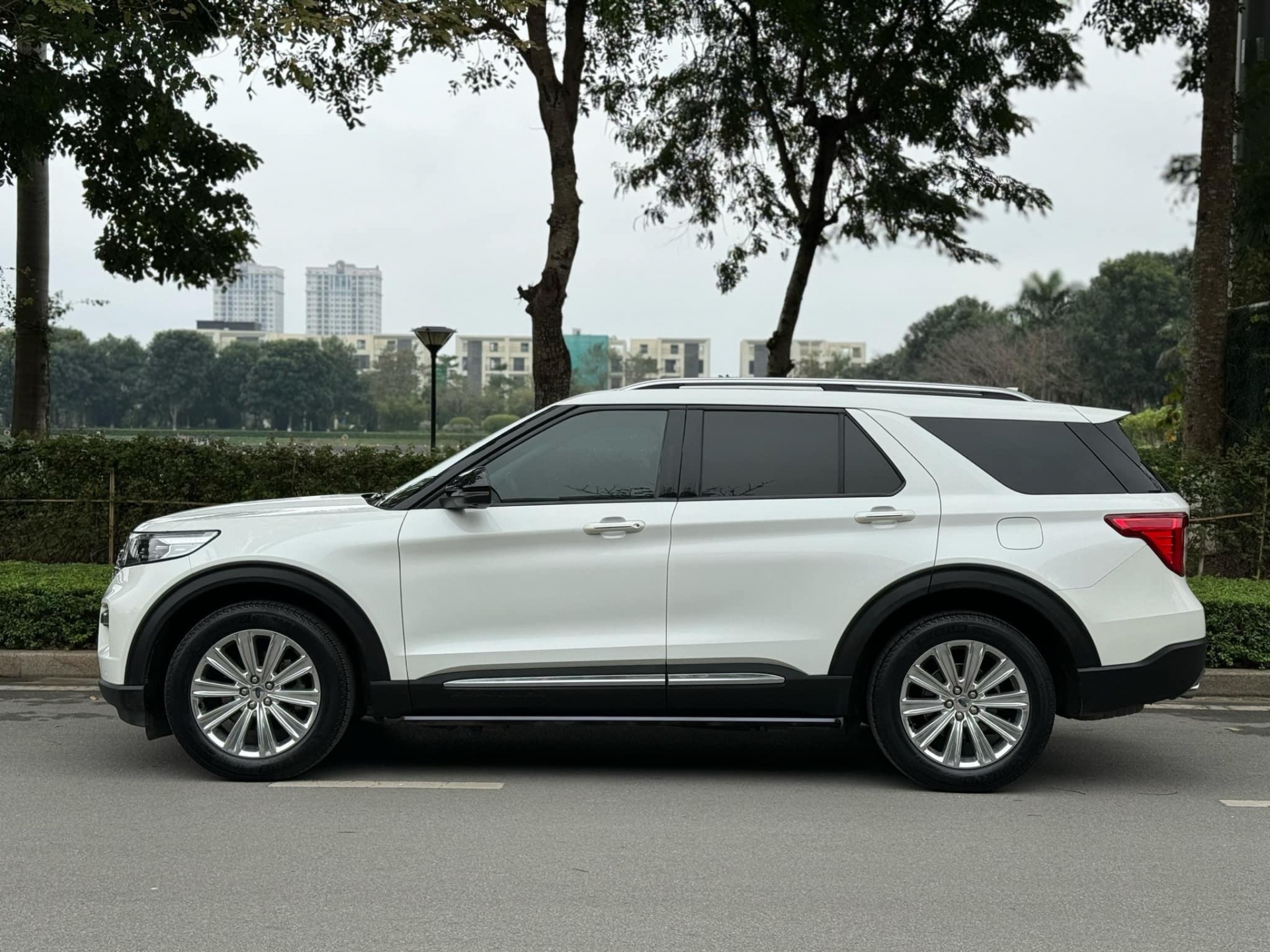 Lăn bánh 2 năm, SUV 7 chỗ Ford Explorer lên sàn xe cũ với giá khó tin 455724