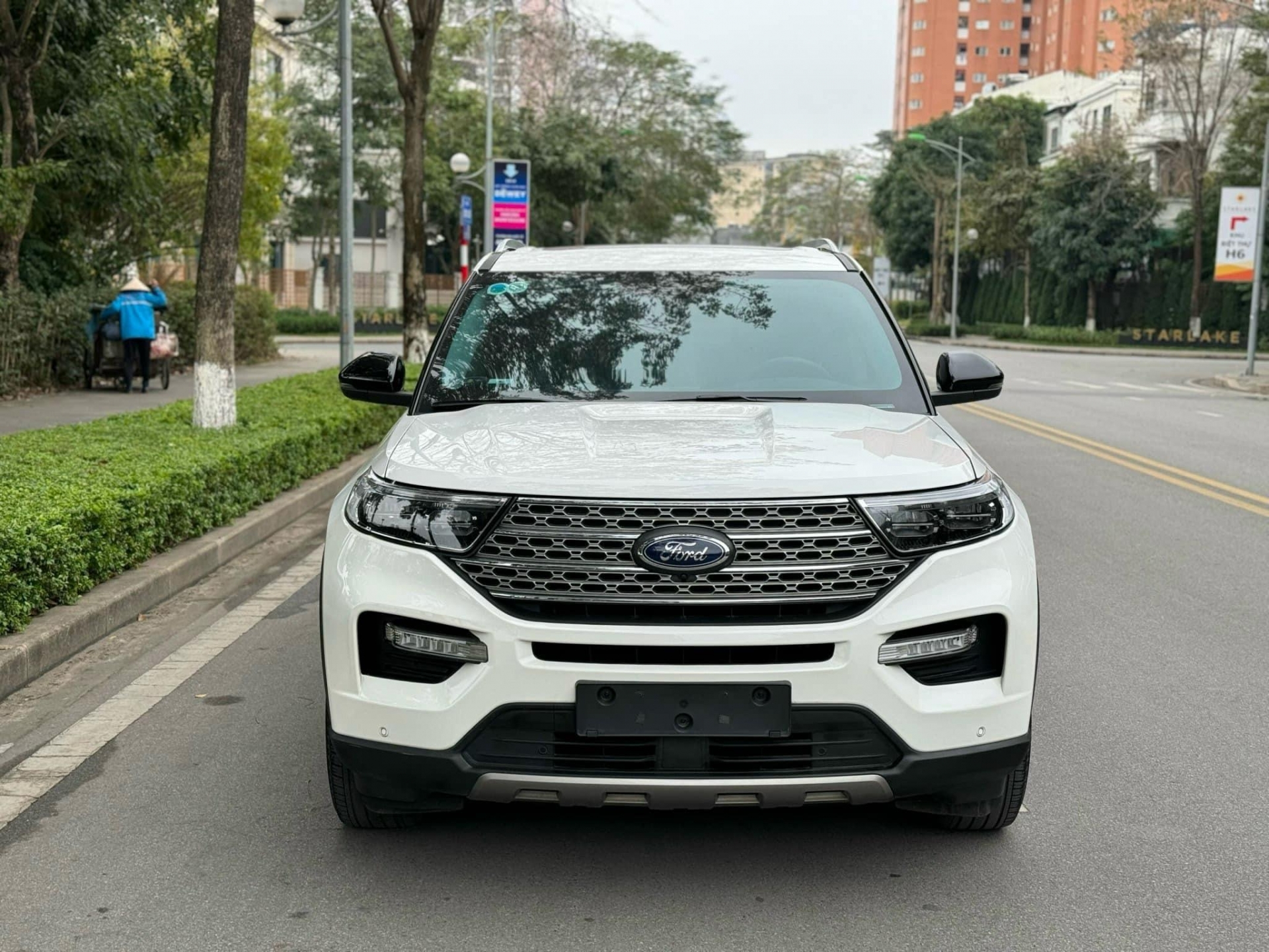 Lăn bánh 2 năm, SUV 7 chỗ Ford Explorer lên sàn xe cũ với giá khó tin 455725