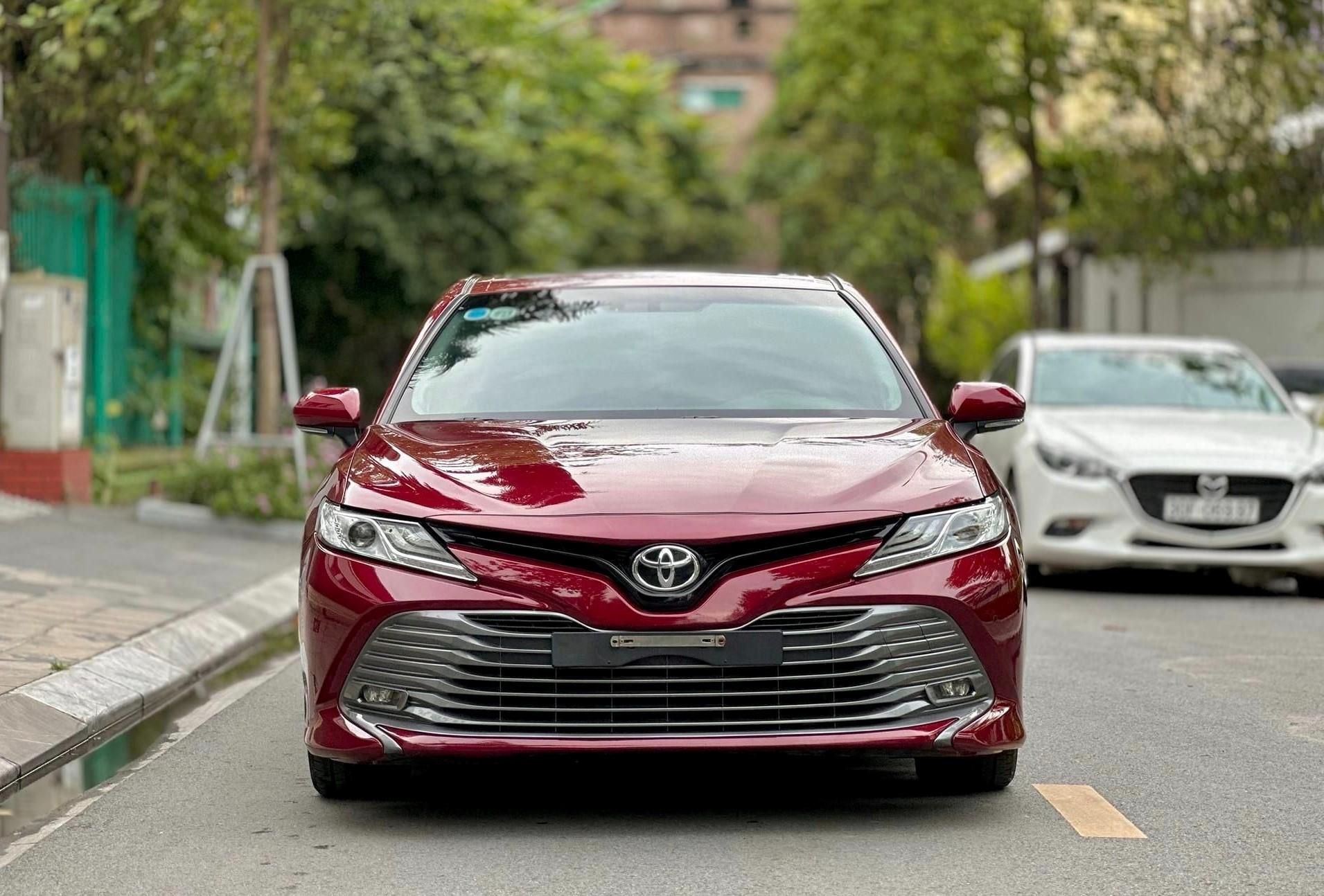 Toyota Camry 2020 lăn bánh 4 năm có giá bao nhiêu trên sàn xe đã qua sử dụng? 470330