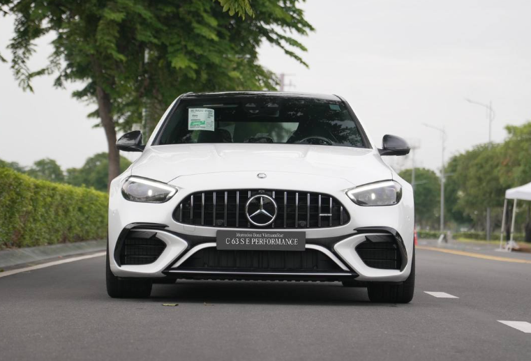 Mercedes-AMG C 63 S E Performance-1