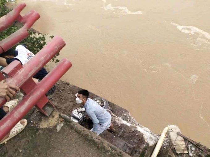 Nạn nhân vụ sập cầu Phong Châu: 'Rất may rơi vào mố cầu nên hai anh em thoát chết' 525119