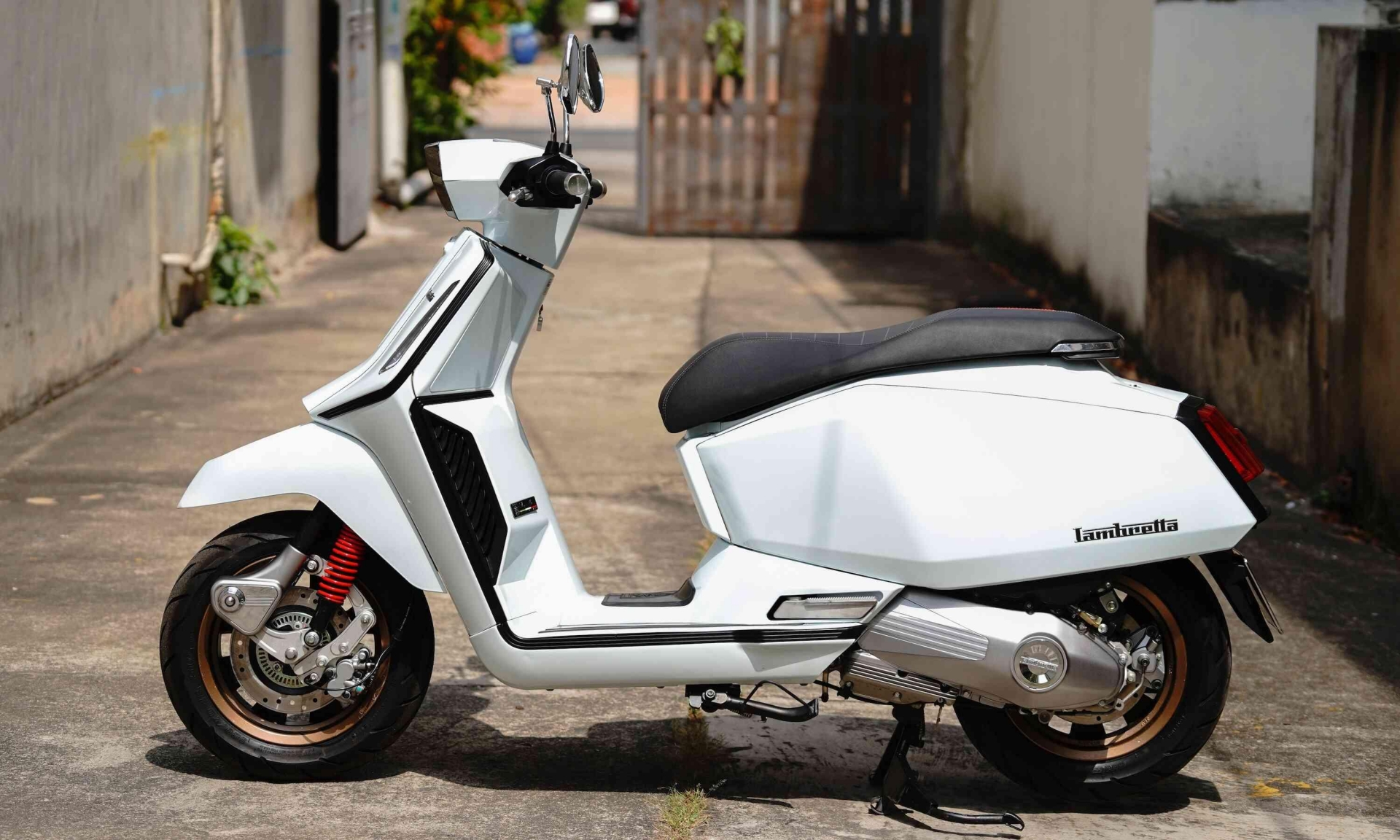 Xe ga Lambretta X300 nhập Thái có giá 110 triệu đồng tại Việt Nam