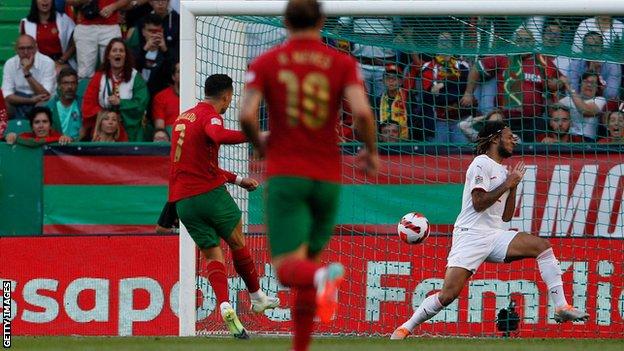 Bồ Đào Nha vùi dập Thụy Sĩ trong ngày Ronaldo tỏa sáng rực rỡ 145201