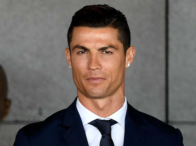 Chia tay Ronaldo, MU khiến 'tất cả bất ngờ' với chủ nhân mới của chiếc áo số 7? 161118