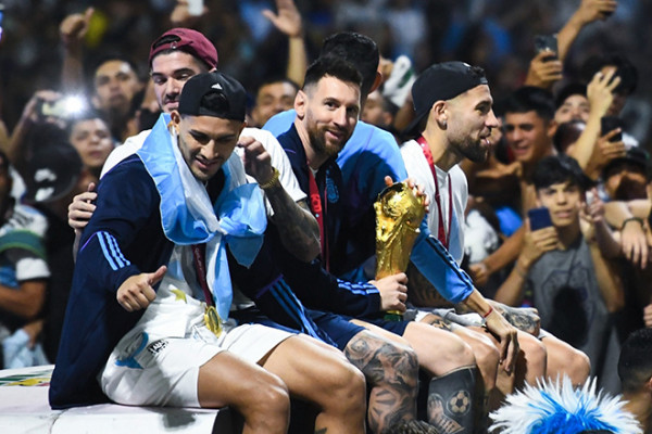 XÁC NHẬN: Vô địch World Cup 2022, Messi ăn chơi 'quên lối về' PSG 236906