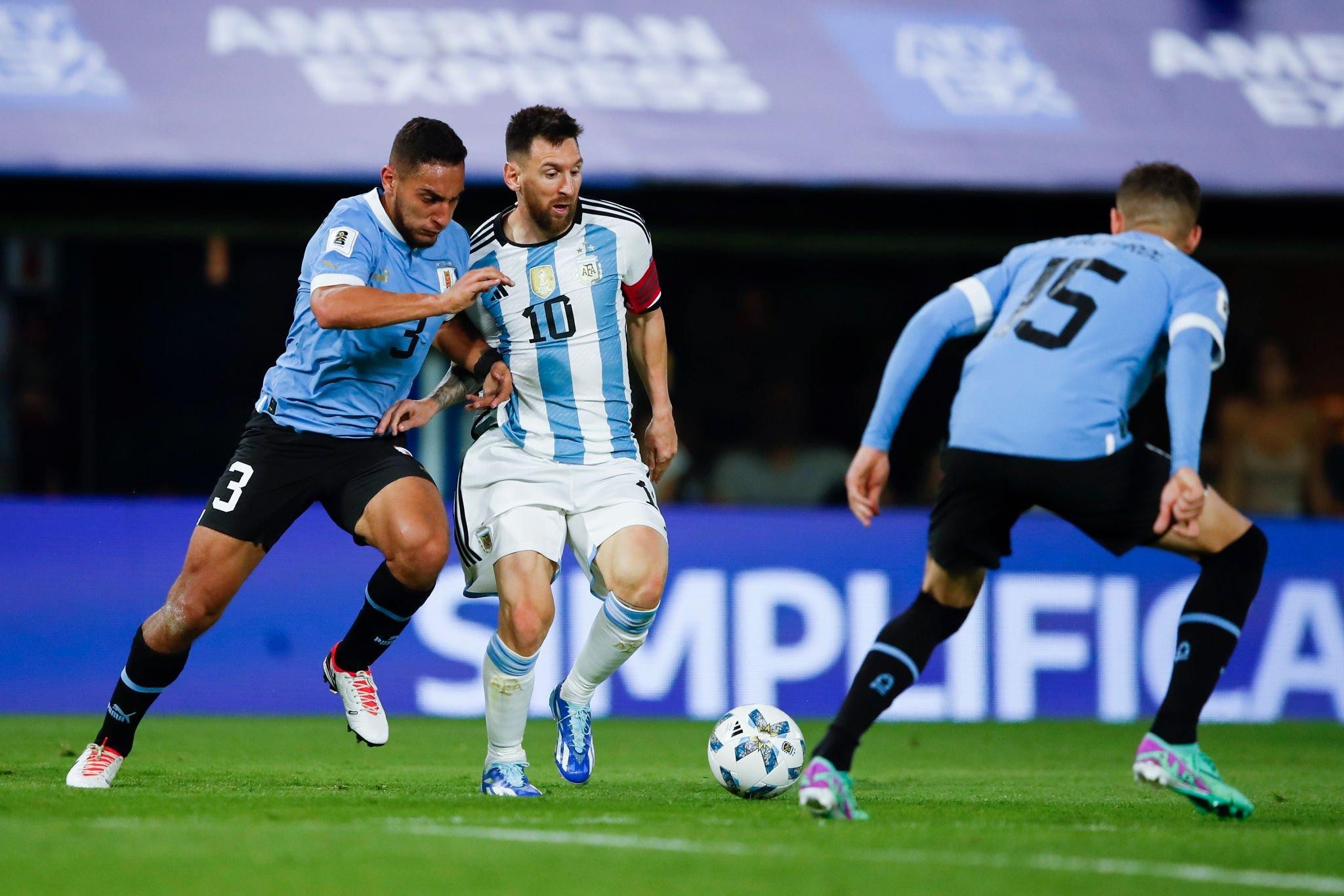 messi-argentina-uruguay-1-1700189252.jpg