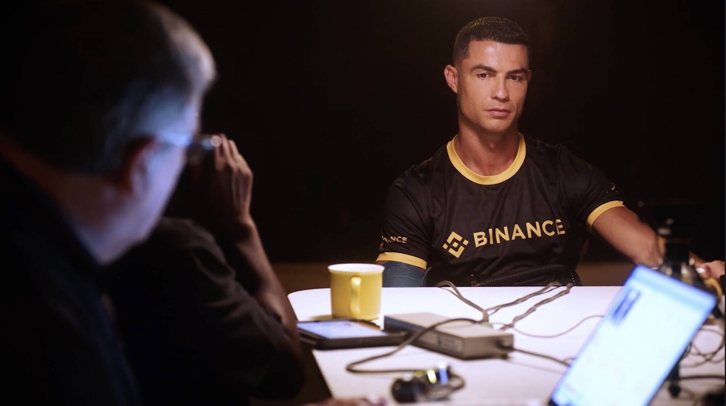 ronaldo-binance-kien-1701858904.jpg