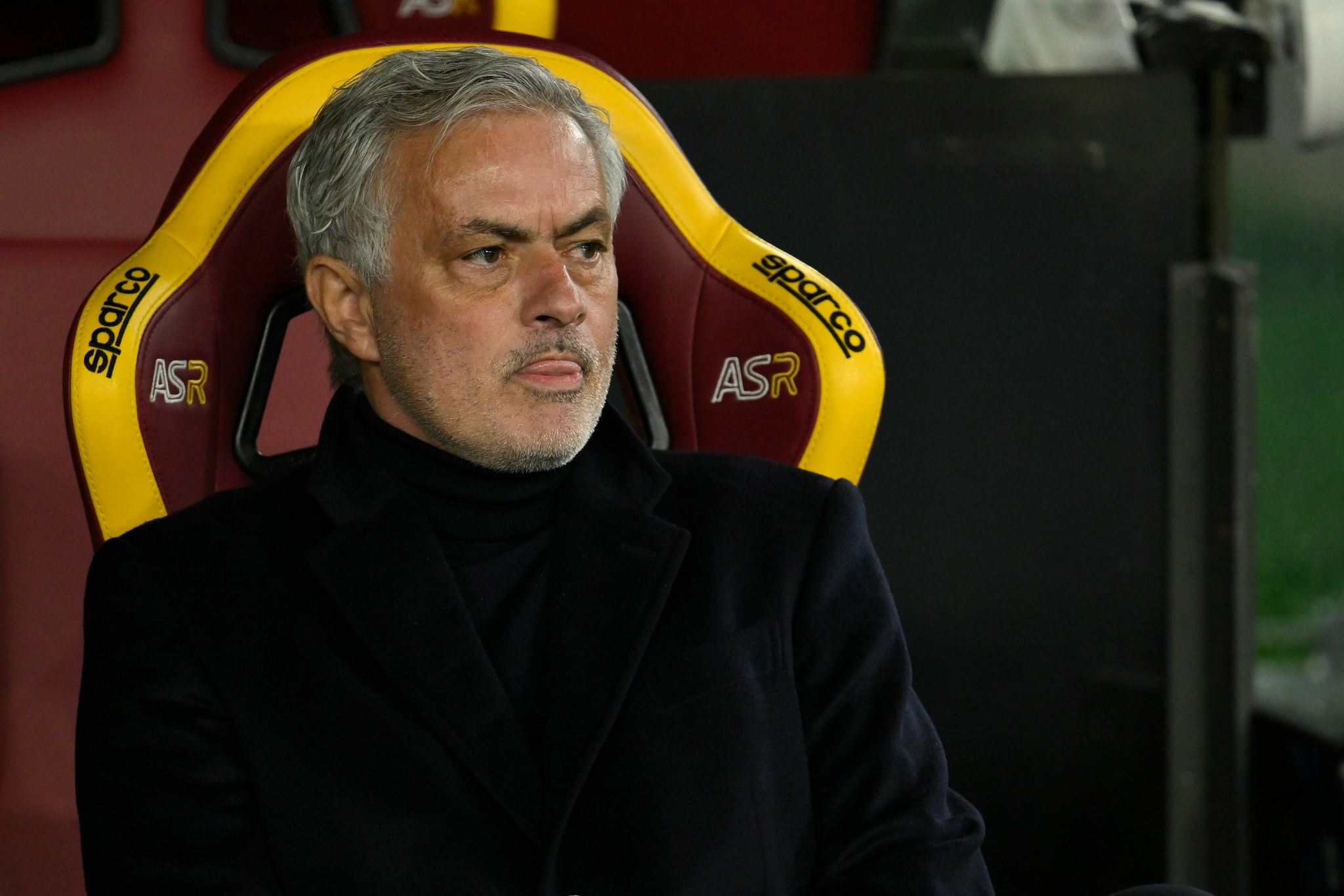 mourinho-roi-roma-1704710448.jpg