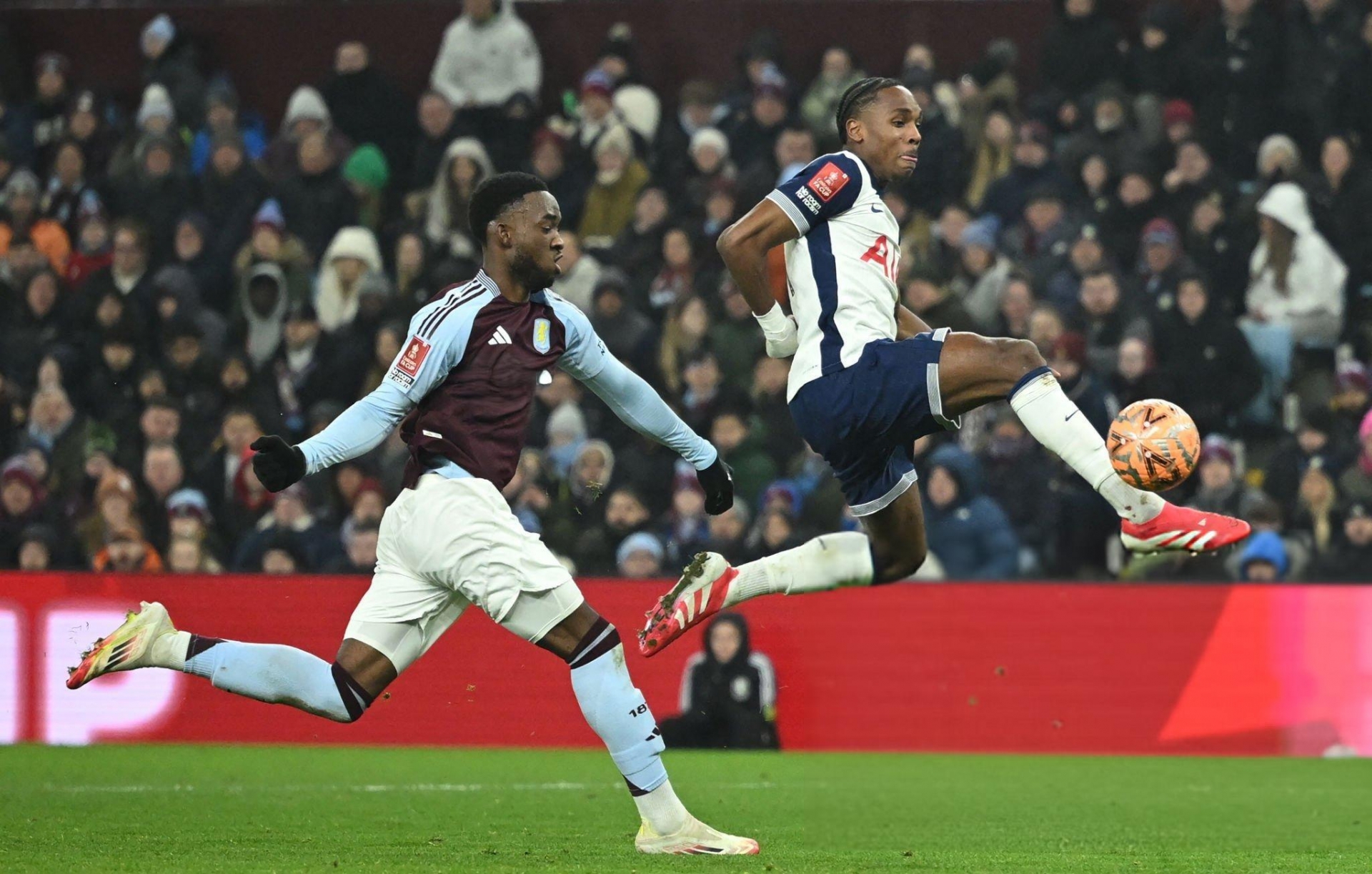 Tân binh lập công, Tottenham vẫn bị loại khỏi FA Cup