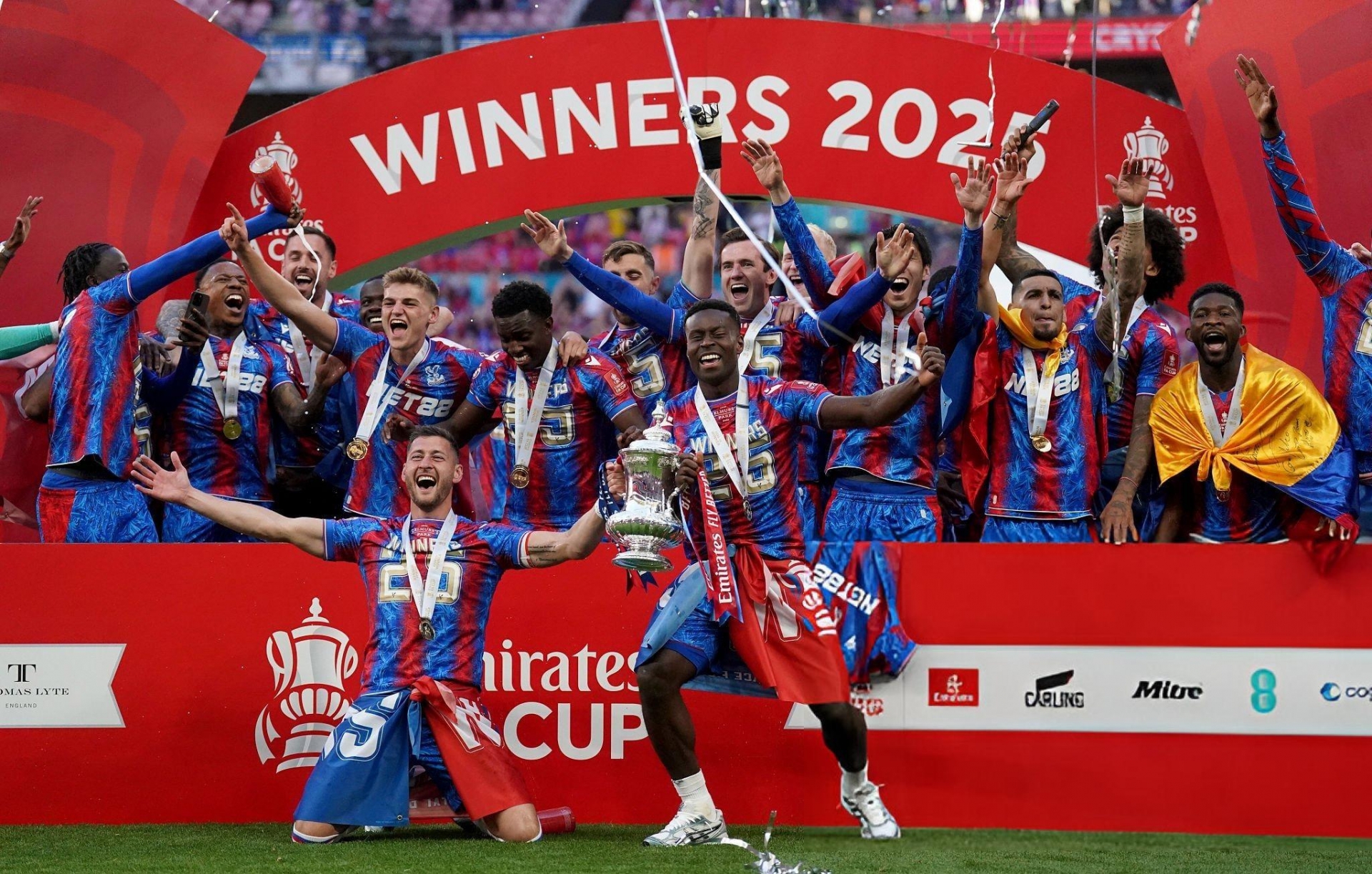 Thua đau Crystal Palace, Man City lỡ hẹn FA Cup