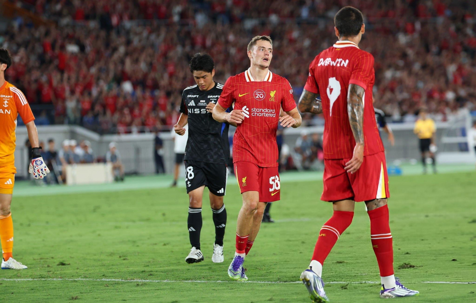Tân binh tỏa sáng, Liverpool ngược dòng đánh bại đội Nhật Bản