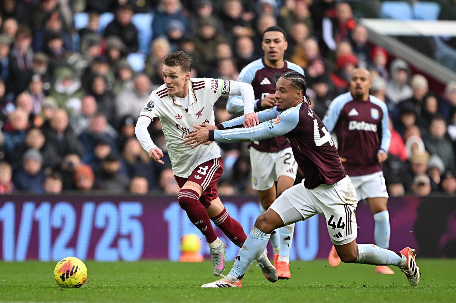 Nghiệt ngã phút cuối, Arsenal thua cay đắng Aston Villa