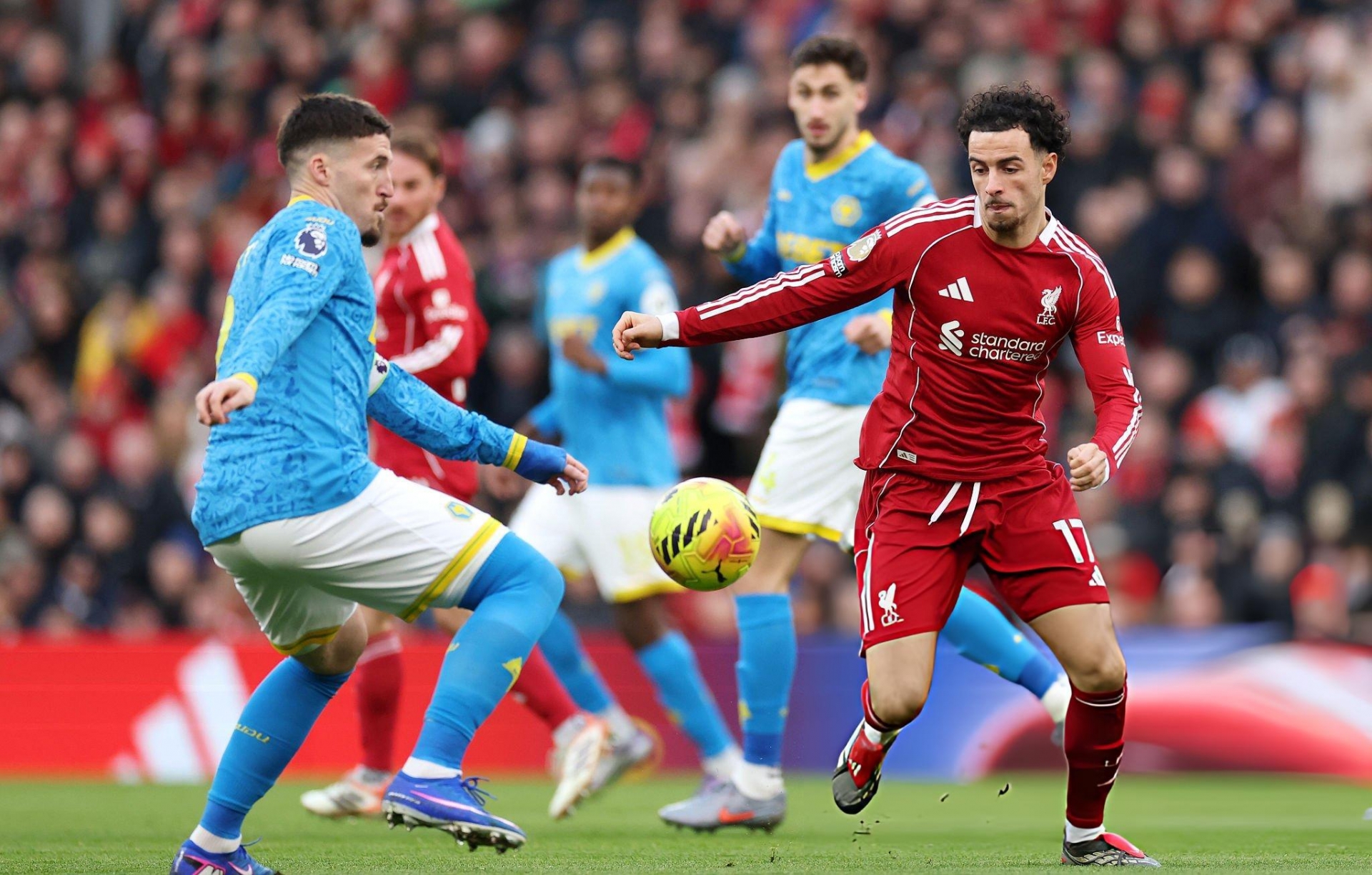 Trực tiếp Liverpool 0-0 Wolves: Chủ nhà ép sân