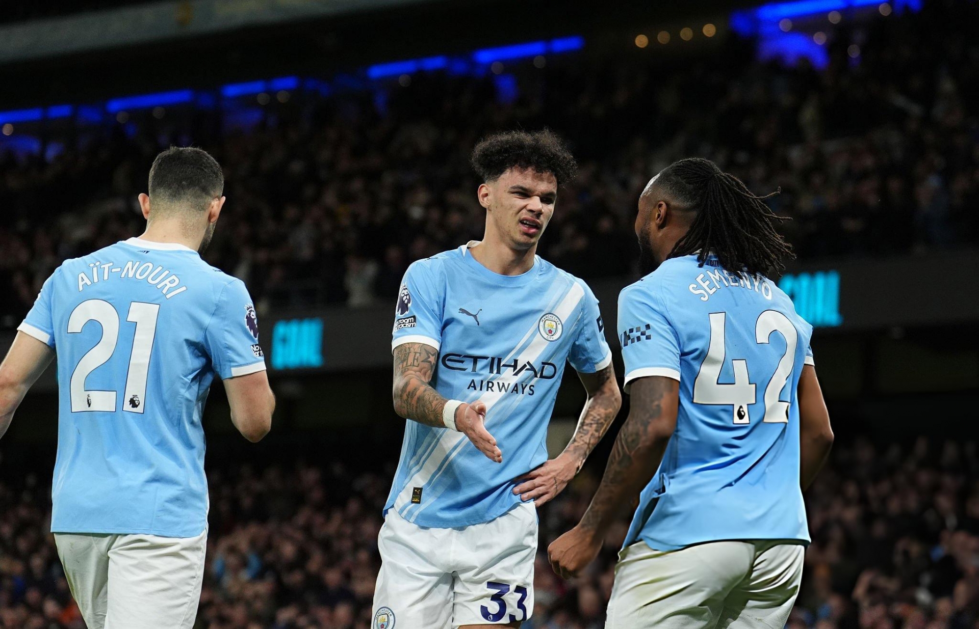 Thắng Newcastle, Man City 'phả hơi nóng' vào gáy Arsenal