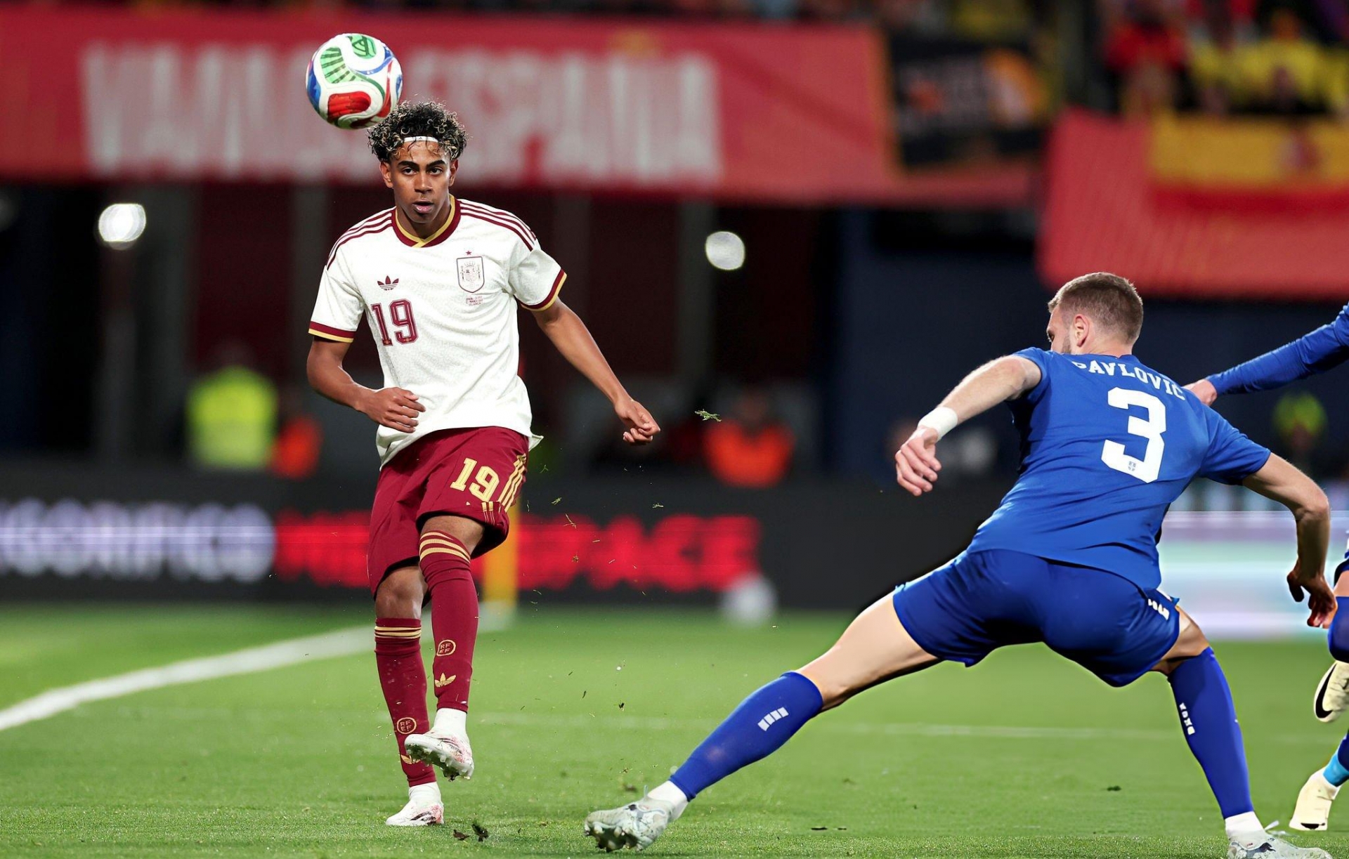 Yamal im tiếng, Tây Ban Nha vẫn thắng dễ Serbia