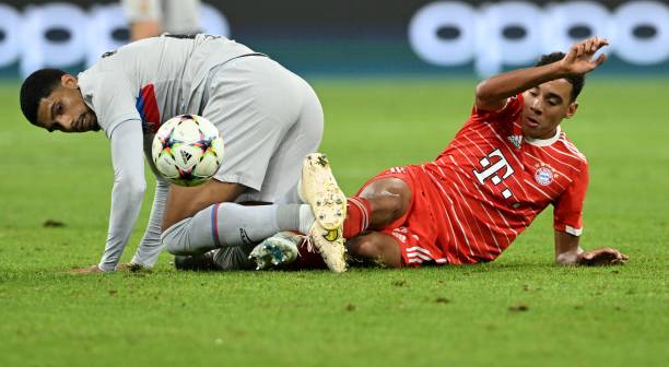 Xavi 'chán chả buồn nói' trọng tài, không phục kết quả thua Bayern Munich 186999