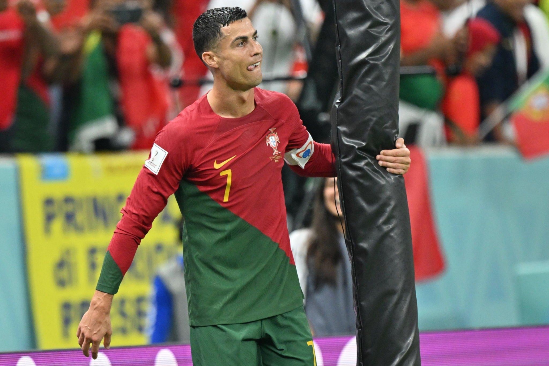 Phẫn nộ vì dự bị, Ronaldo nổi điên đập thô bạo 'niềm tự hào' của cuộc đời 229078