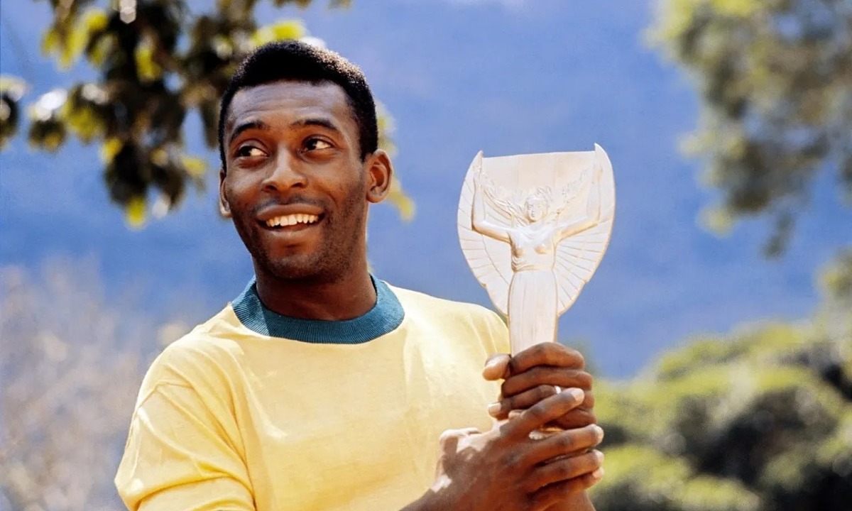 pele-with-the-world-cup-trophy