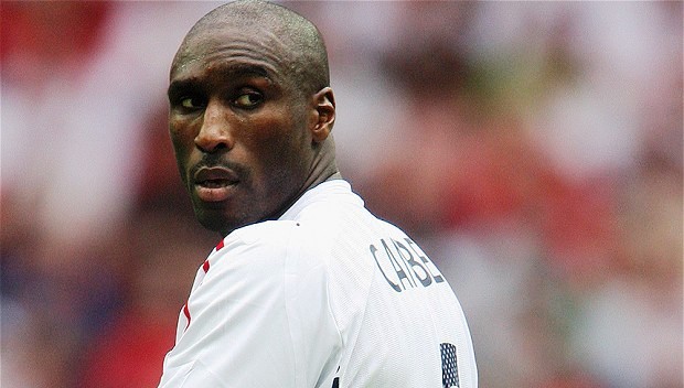 Sol Campbell tố cáo sự thật đáng xấu hổ của tuyển Anh