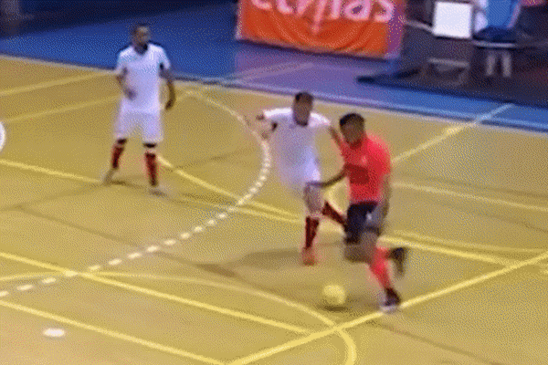 VIDEO: Cầu thủ một mình cầm bóng tự vượt qua hết đối phương để ghi bàn