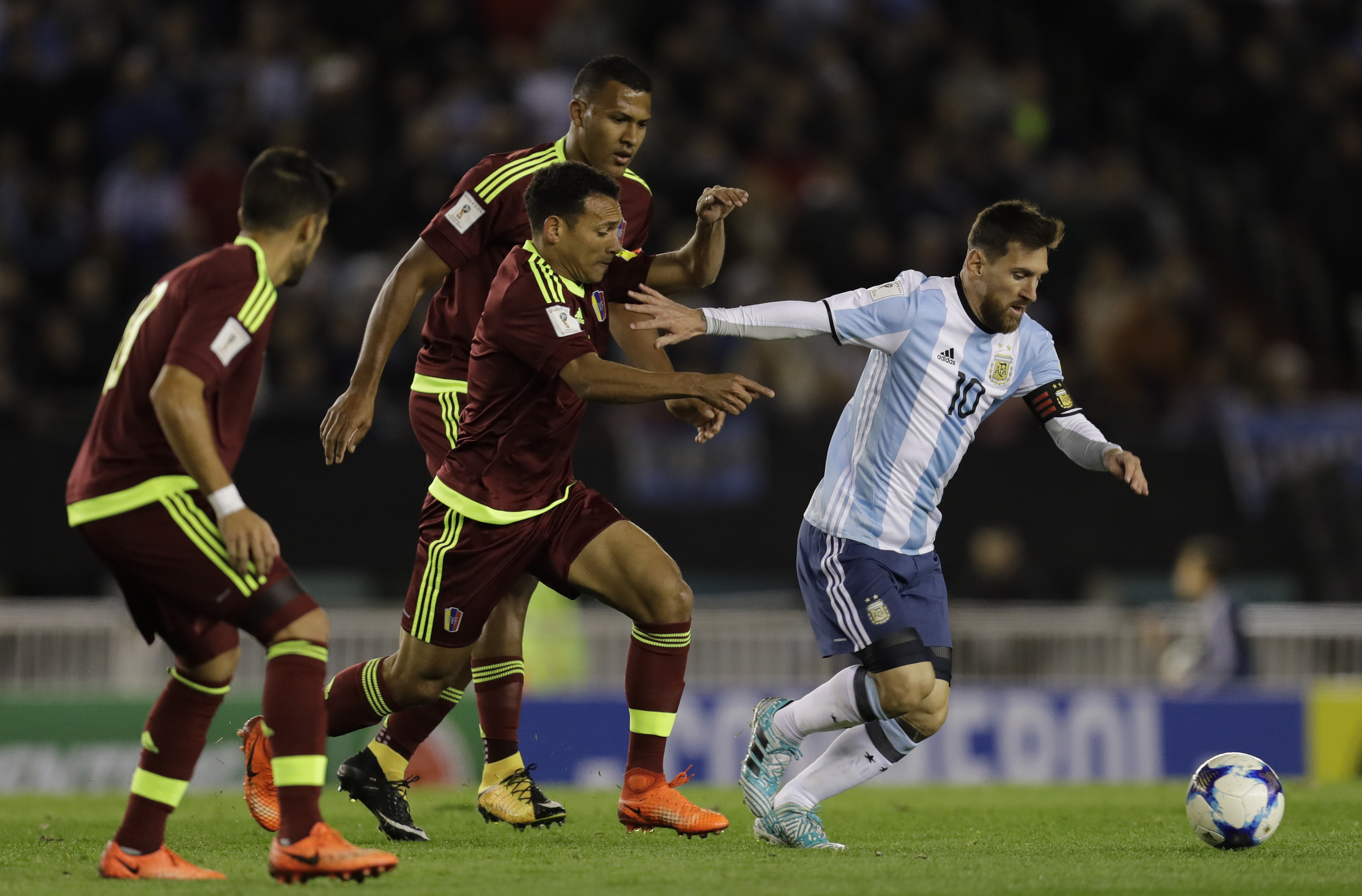MAradona chí trích, Argentina 1-3 Venezuela, Argentina thua, Messi trở lại Argentina, Messi chấn thương