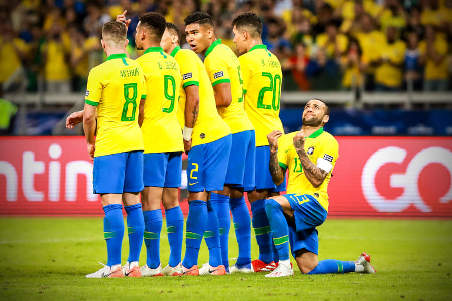brazil vs argentina, biểu cảm khó đỡ của alves, dani alves, messi, brazil, argentina, messi đá phạt