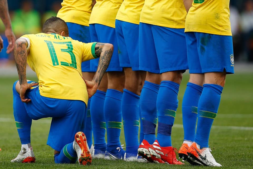 brazil vs argentina, biểu cảm khó đỡ của alves, dani alves, messi, brazil, argentina, messi đá phạt