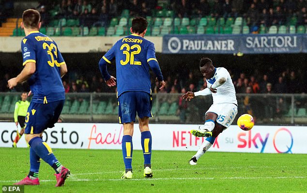 Balotelli, Balotelli bỏ trận, Balotelli sút bóng vào CĐV, Brescia, phân biệt chủng tộc, Serie A