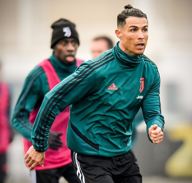 Tóc mới của Ronaldo vừa được tiết lộ, hãy cùng xem ngay để được khám phá kiểu tóc mới của anh ta. Với những chi tiết độc đáo và tinh tế, chắc chắn rằng bạn sẽ bị ấn tượng bởi những thay đổi trong phong cách của siêu sao bóng đá này.