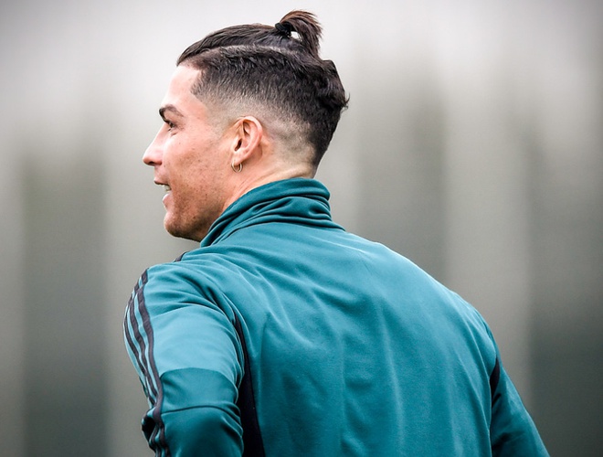 Bạn đã sẵn sàng để khám phá kiểu tóc mới của Ronaldo? Đó là một sự thay đổi đáng chú ý mà không ai nên bỏ lỡ. Kiểu tóc của siêu sao này luôn được săn đón và làm mốt trên toàn thế giới. Hãy xem và cảm nhận những thay đổi độc đáo trong style của Ronaldo!