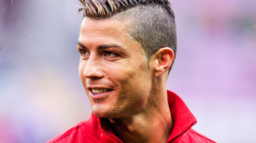 Hãy xem kiểu tóc của Ronaldo - một nhân vật thế giới từng giành nhiều danh hiệu. Kiểu tóc này không chỉ mang tính biểu tượng, mà còn rất phổ biến và được yêu thích bởi nhiều đấng mày râu trên thế giới.