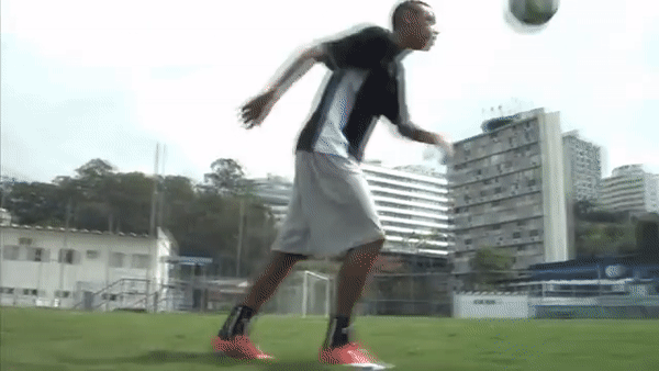 VIDEO: Neymar thời 'trẻ trâu' ghi bàn thắng khó nhất thế giới