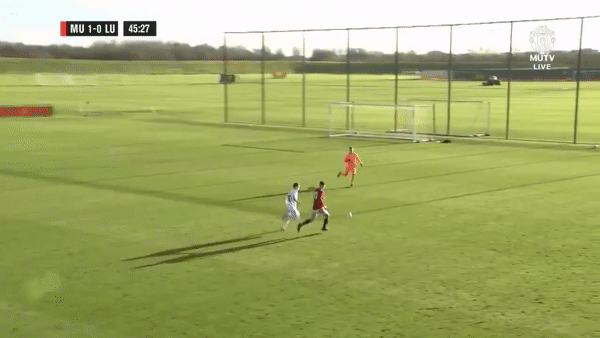 VIDEO: Tân binh 18 tuổi của MU bứt tốc qua cả thủ môn ghi bàn
