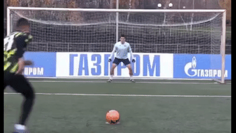 VIDEO: Quả penalty cồng kềnh nhất thế giới khiến thủ môn hoa mắt chóng mặt
