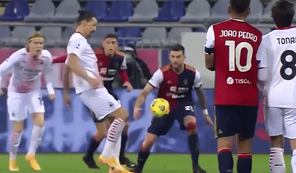 VIDEO: Ibrahimovic gây sốt với pha chuyền bóng bá đạo