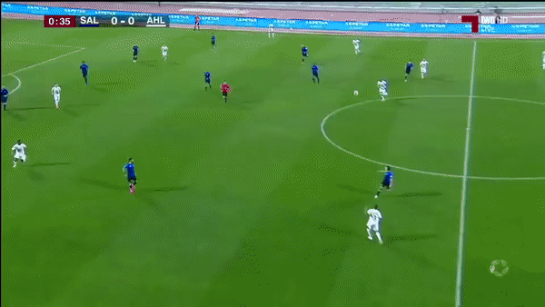 VIDEO: Cầu thủ vào sân chỉ để đánh người rồi bị đuổi ra