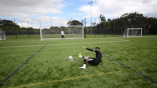 VIDEO: Quả penalty 'bựa' nhất thế giới, biến thủ môn thành gã hề
