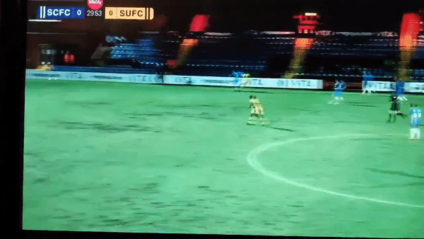 VIDEO: Hậu vệ 'chui vào lòng đất' vì sai lầm ngớ ngẩn của thủ môn