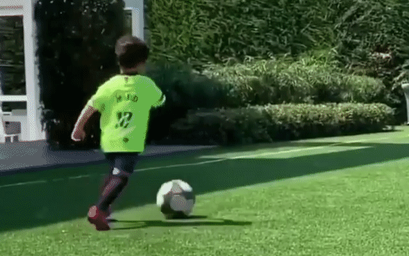 VIDEO: Con trai Messi gây sốt với kỹ năng đi bóng 'con nhà nòi'