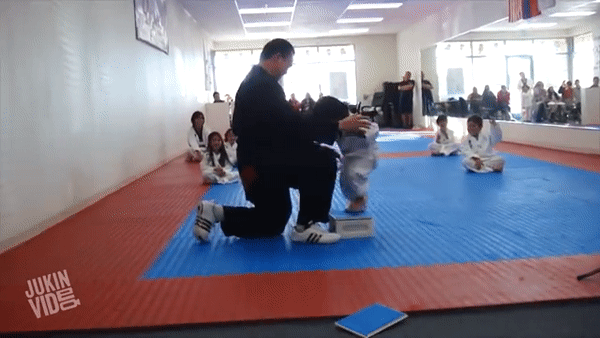 VIDEO: 10 triệu lượt xem cậu bé Teakwondo dùng chân đập vỡ tấm bảng