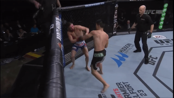 Võ sĩ gốc Việt Ben Nguyen tung mưa đòn hạ knock-out đối thủ ở UFC
