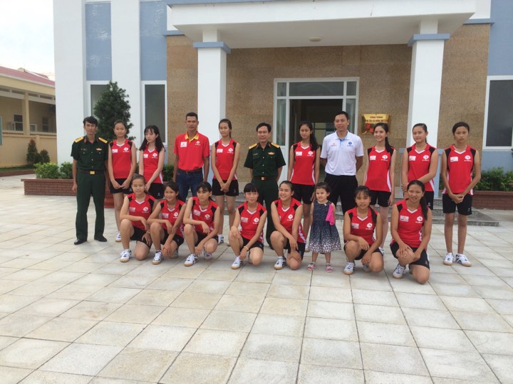 HLV Nguyễn Trọng Linh và 13 VĐV trẻ tại cơ sở 2